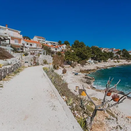 Apartman Beachfront One Bedroom Bora *