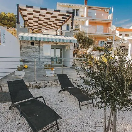 Beachfront One Bedroom Bora Apartamento Trogir