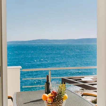 Beachfront One Bedroom Bora Apartman *