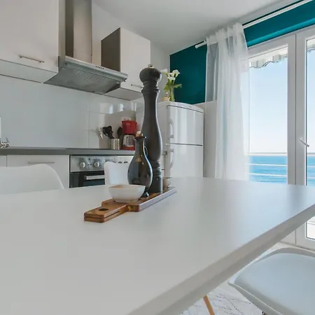Beachfront One Bedroom Bora Apartamento Trogir